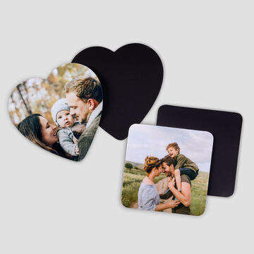 Tres tarjetas fotográficas personalizadas en forma de corazón y cuadrada, ideales para regalos personales.