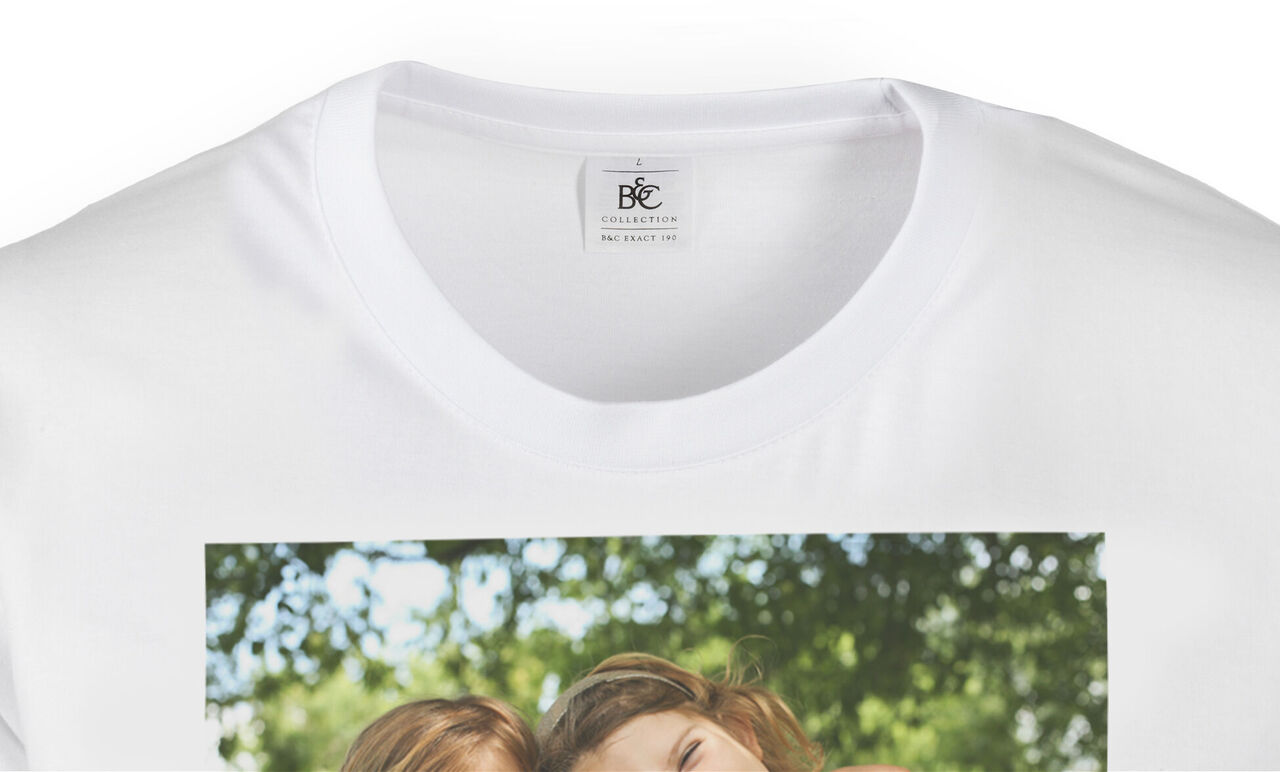 Camiseta con una foto alegre de dos niños que sonríen a la cámara.