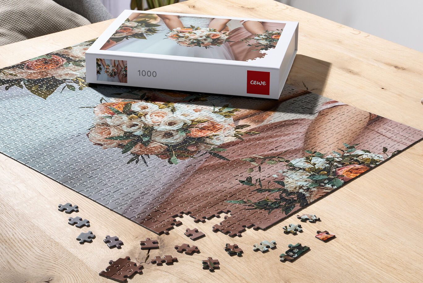 puzzle personalizado con una foto y casi totalmente montado. Algunas piezas sueltas quedan pendientes.