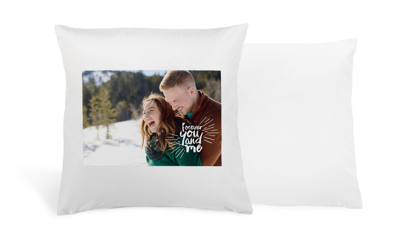 Una pareja amorosa en la nieve con un diseño creativo en el texto.