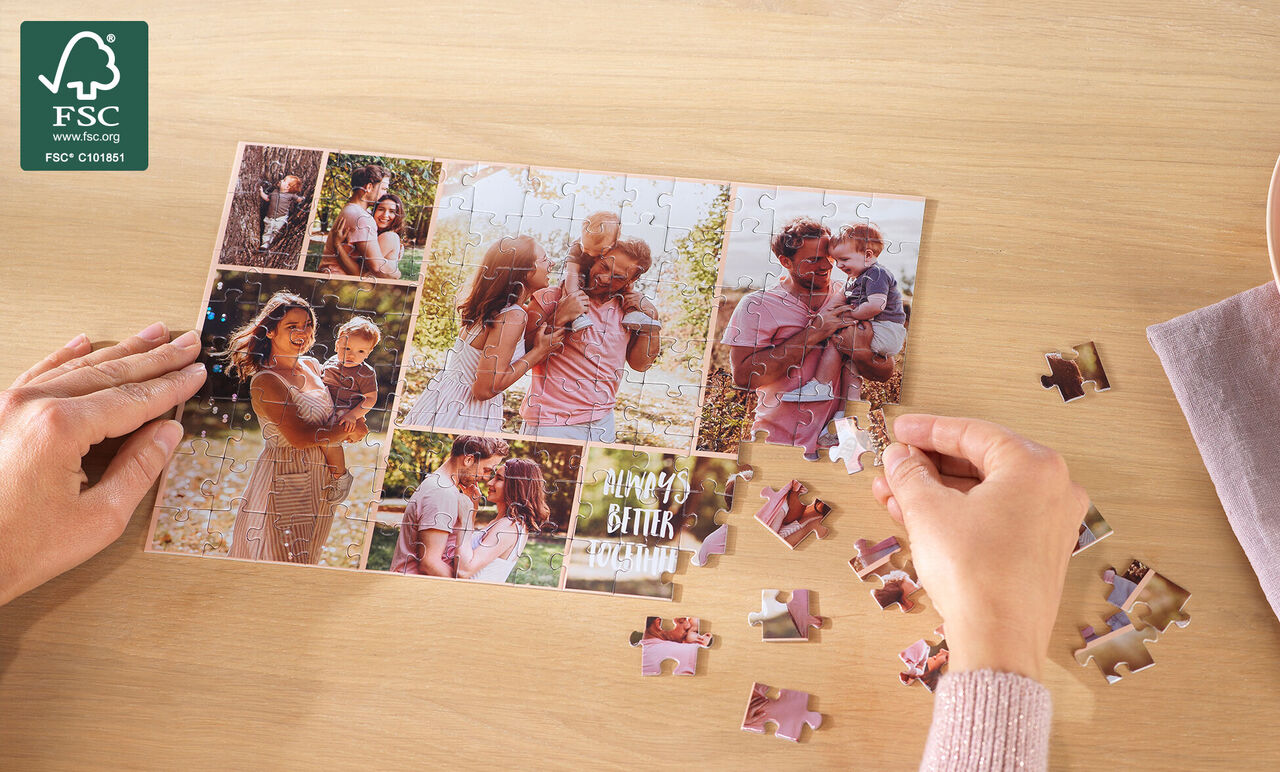 Familia sentada a la mesa, resolviendo un rompecabezas con fotos y disfrutando recuerdos juntos.