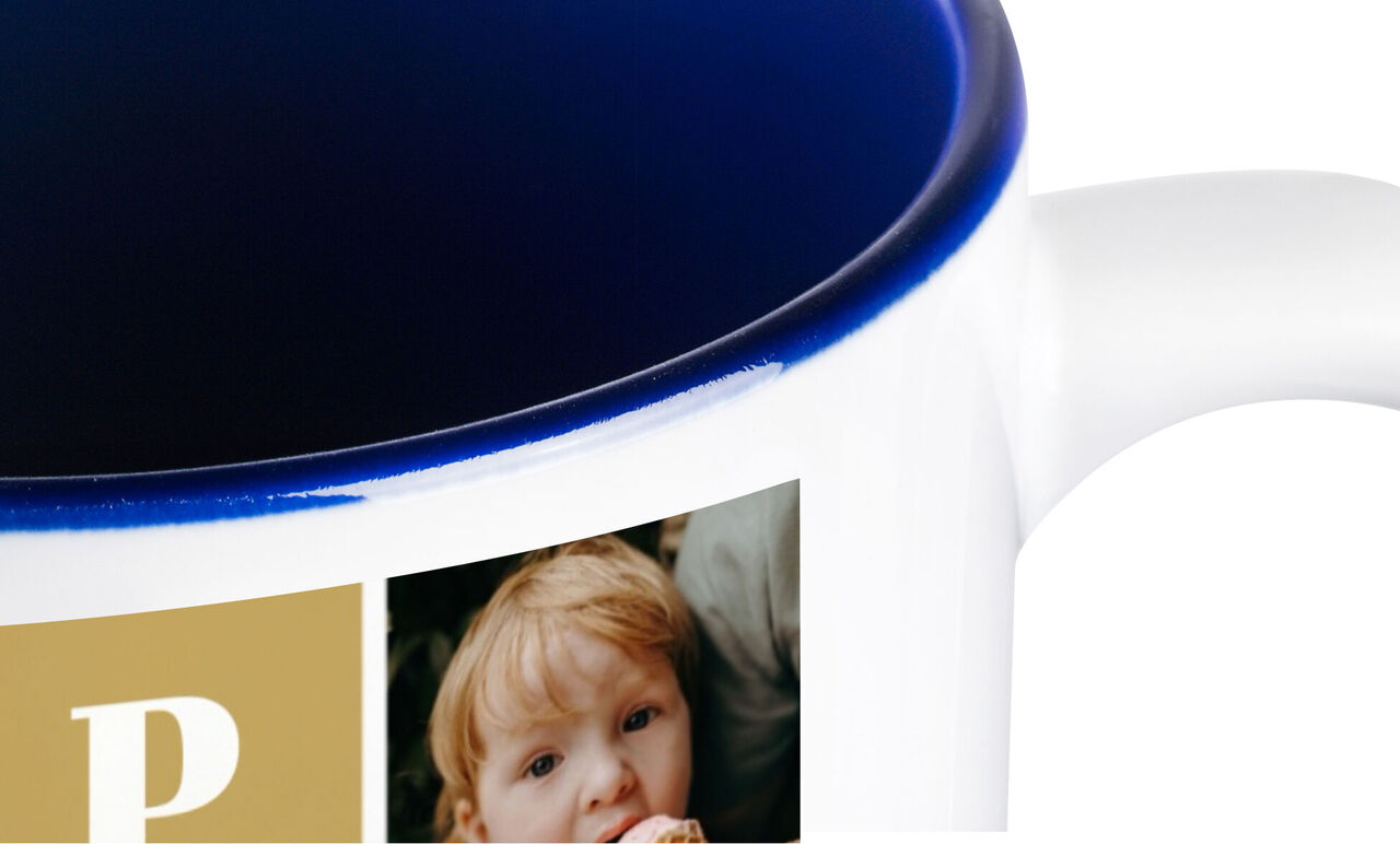 Taza de café con interior azul y fotos personalizadas.