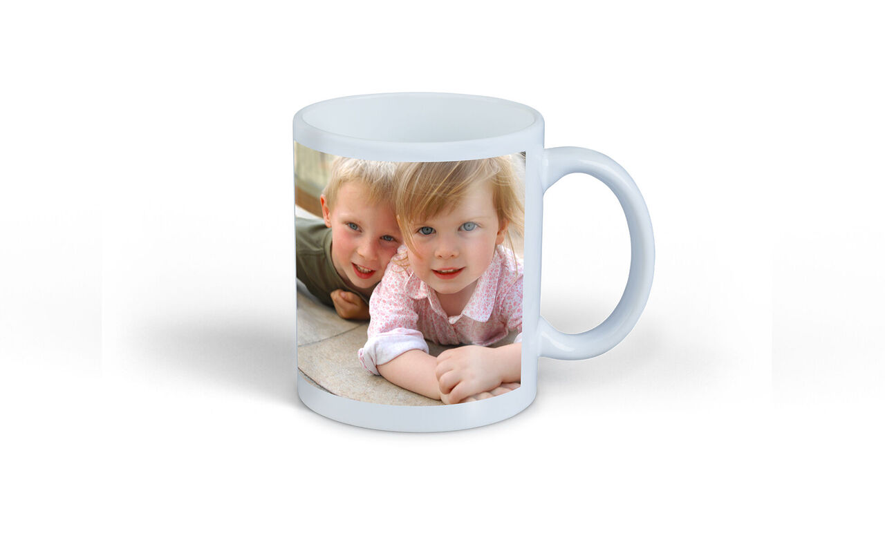 Una taza con una foto cariñosa de dos niños pequeños sonriendo y jugando juntos