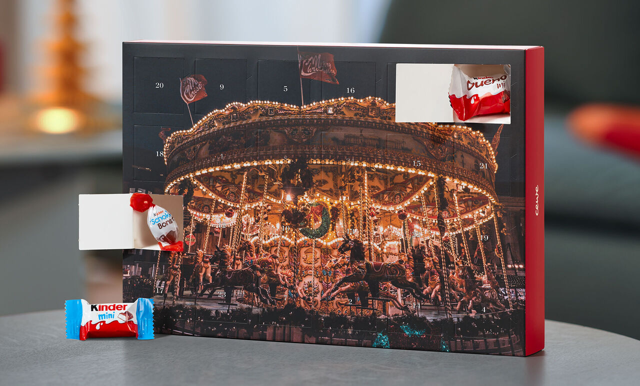 calendario de Adviento con chocolates kinder y una foto de una feria de niños