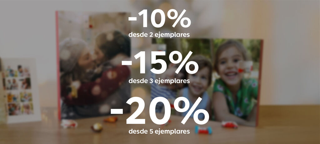 Dos libros de fotos con ofertas en una mesa.