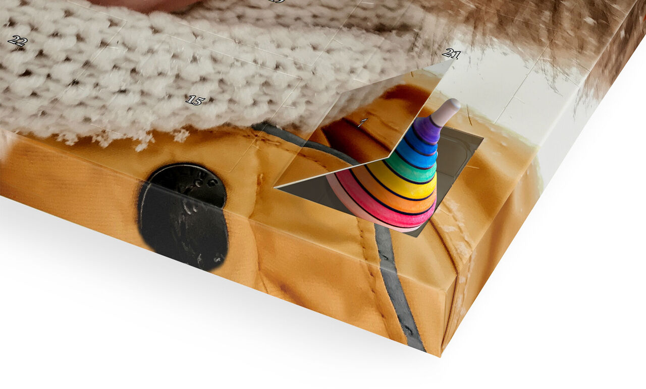 Captura detallada de un álbum de fotos con un juguete apilable colorido sobre una prenda amarilla