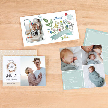 Tarjetas de saludo acogedoras en varios diseños sobre una mesa de madera.