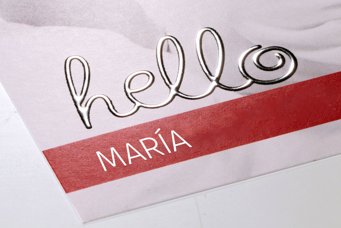 Efecto relieve tipo plata para tarjetas personalizadas.