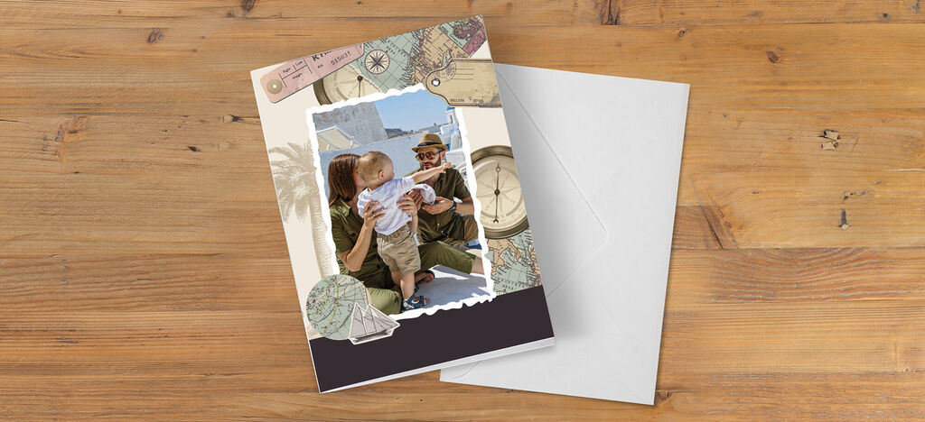 Una creativa tarjeta CEWE con una foto de una familia junta y feliz.