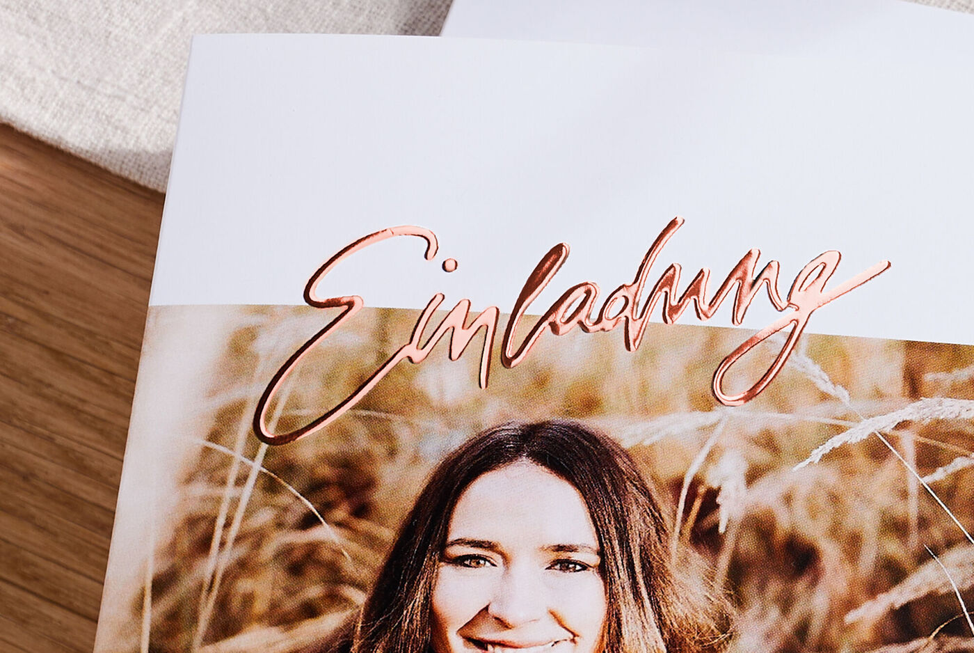 Efecto relieve tipo oro rosa para tarjetas personalizadas.