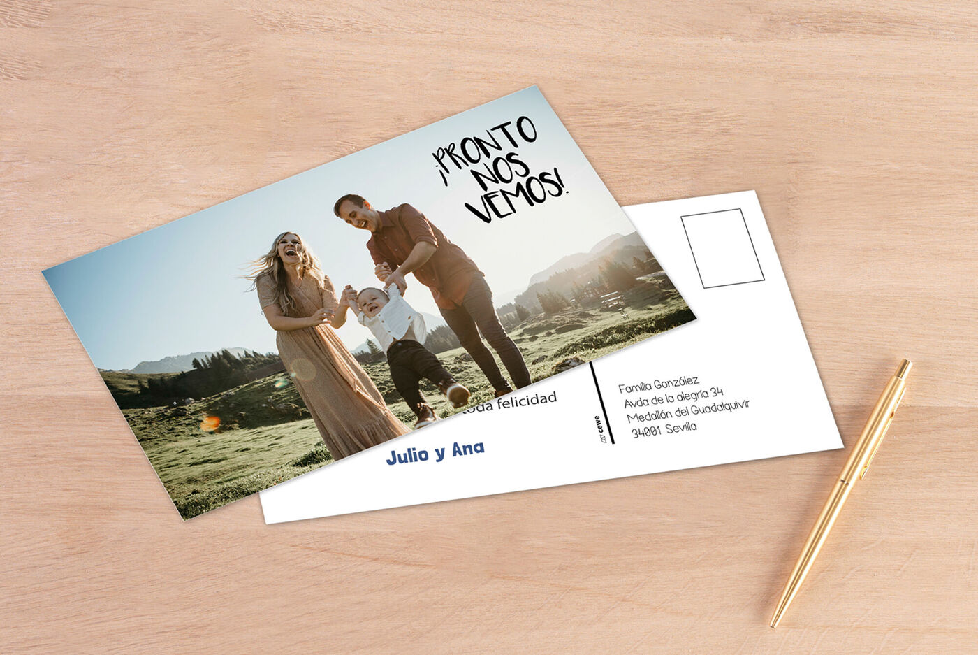 Familia con niños en una tarjeta en la naturaleza, día soleado con montañas al fondo