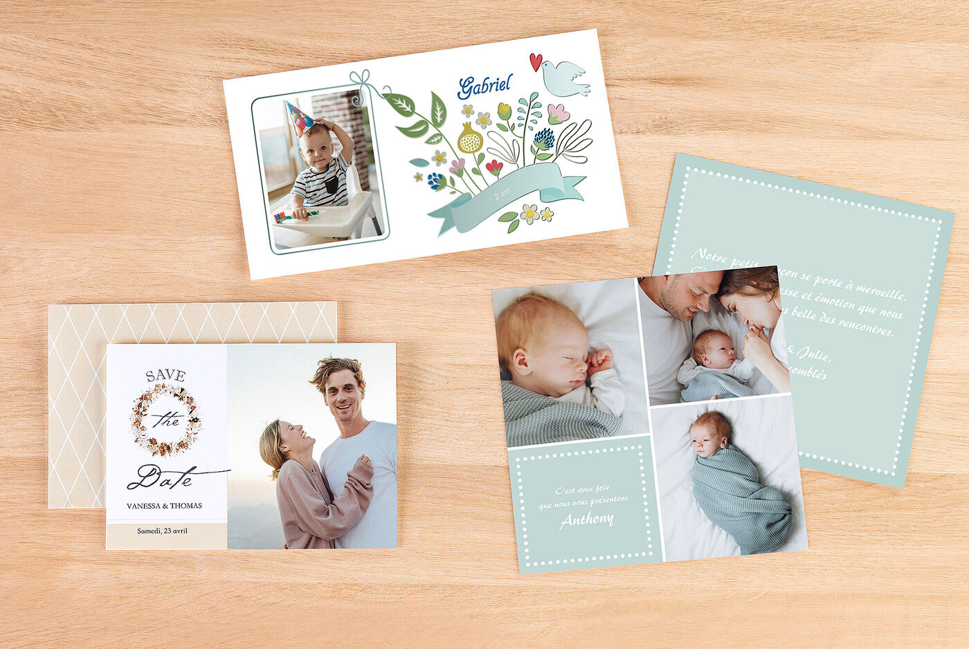 Diversas tarjetas personalizadas de saludo e invitaciones en una mesa.