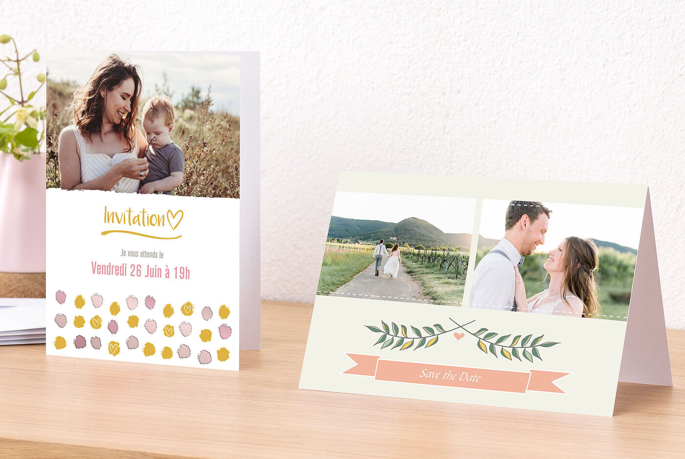 Dos bellas invitaciones sobre una mesa, una con un corazón y otra con diseño floral.