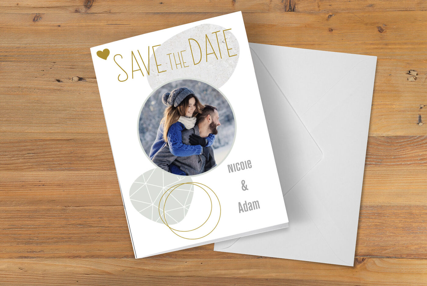 Una tarjeta Save the Date con una pareja amorosa y los nombres Nicole y Adam.