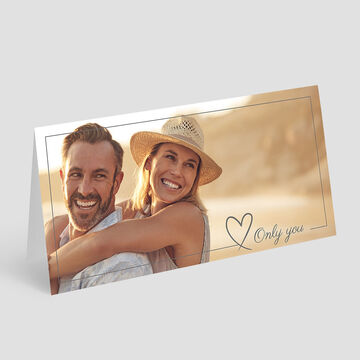 Pareja disfrutando de un abrazo amoroso en la playa, con colores cálidos de fondo